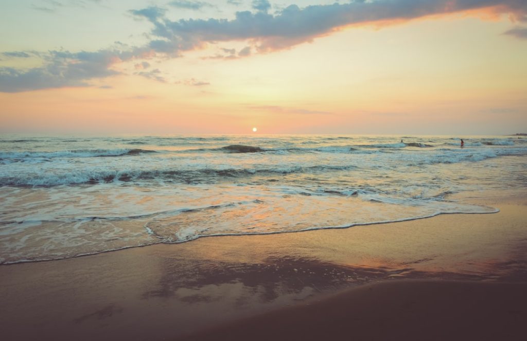 De perfecte strand outfit: zo kleed je je aan voor een dag aan het water